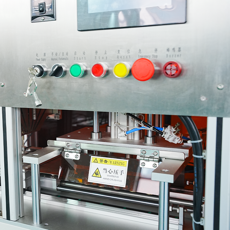 Machine de chargement et d'alimentation de casseroles en aluminium cosmétique entièrement automatique