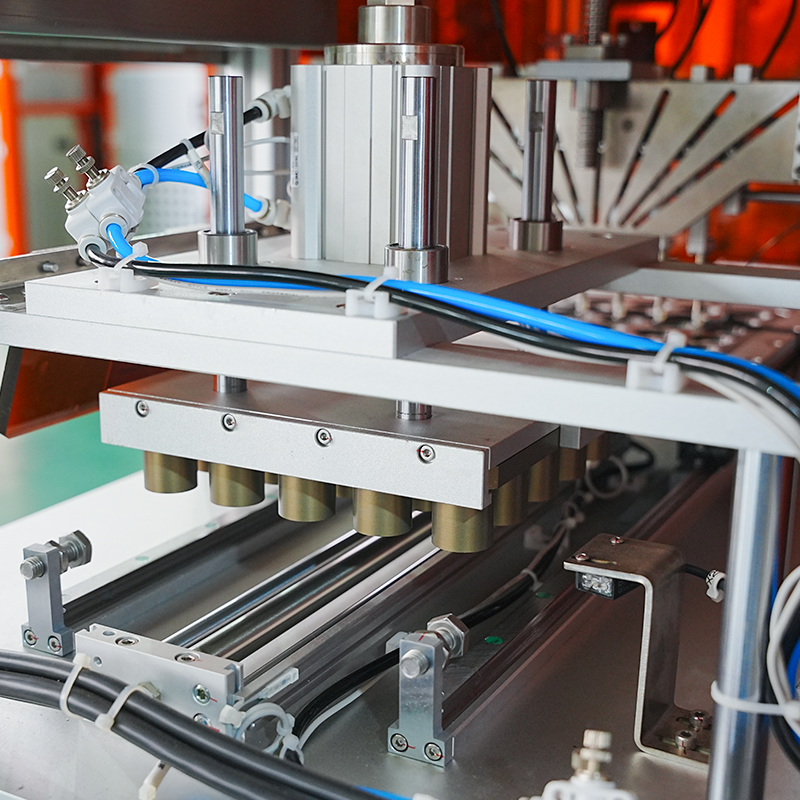Machine de chargement et d'alimentation de casseroles en aluminium cosmétique entièrement automatique